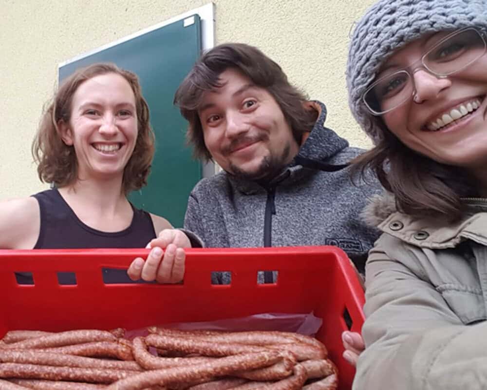 Steffi, Christian & Steffi mit den ersten eigenen Kamerun-Kunekune-würstln